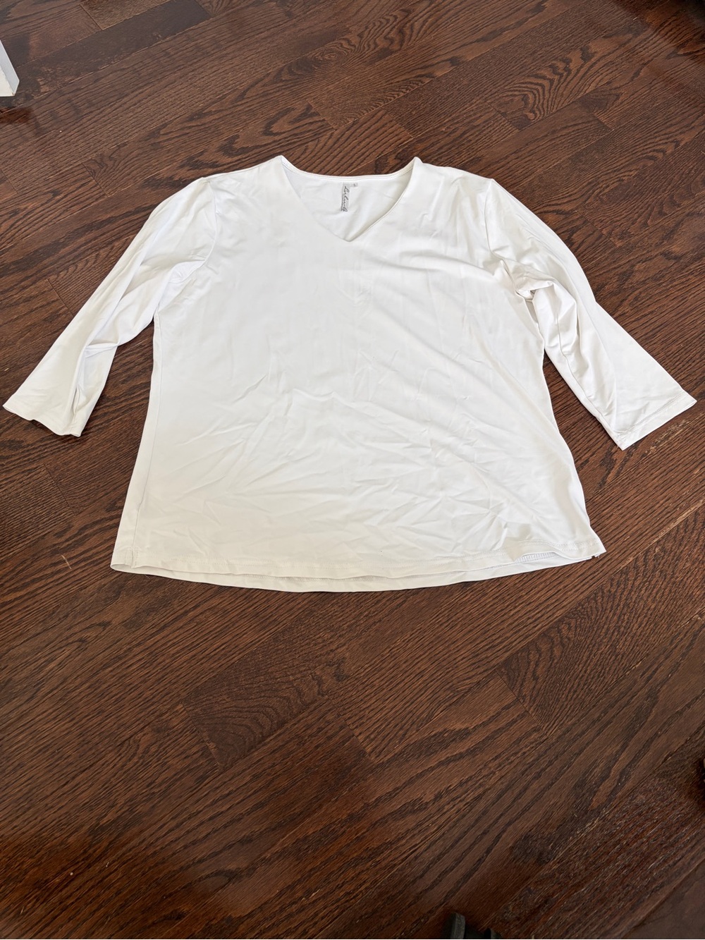 Lulu-B White V-Neck Long Sleeve Tee. Size L